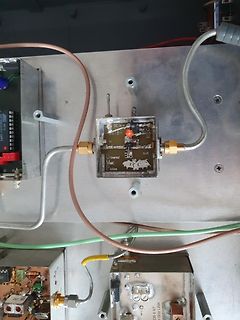 Elektronikaufbau mit Modulen und Kabeln