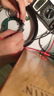 Messung einer Leiterplatte mit Multimeter