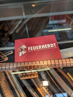 Visitenkarte von FEUERHERDT auf einem Bauteil