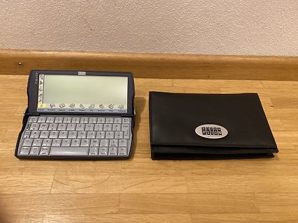 Psion PDA und dazugehörige Schutzhülle