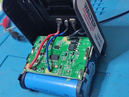 Geöffnete Elektronik mit Leiterplatte und Akku