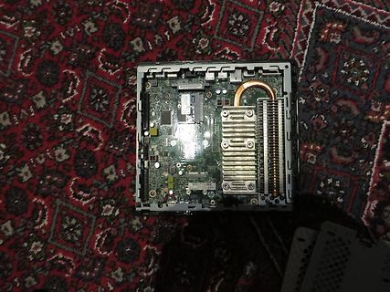 Offenes Gehäuse eines Mini-PCs mit Mainboard und Kühlkörper
