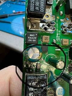 Foto einer beschädigten Leiterplatte mit Elektrolytkondensatoren