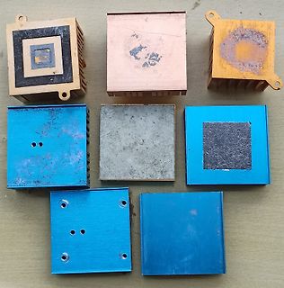 Verschiedene quadratische Kühlkörper und Metallplatten