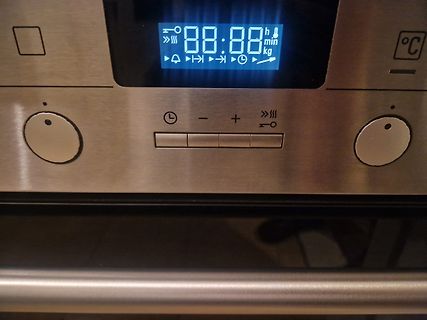 Bedienfeld eines Elektroherds mit Digitalanzeige