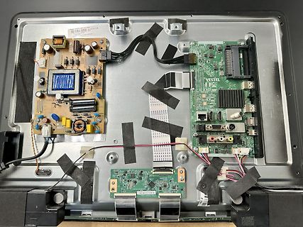 Innenansicht eines Fernsehers mit Leiterplatten