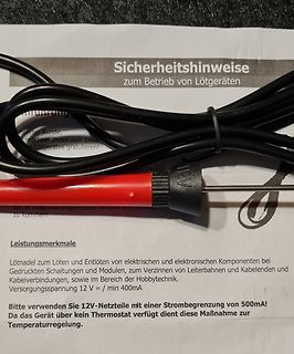 Lötkolben auf Sicherheitshinweis-Dokument