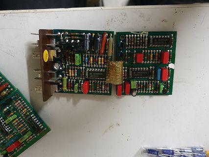 Zwei grüne Leiterplatten mit elektronischen Bauteilen