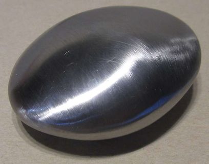 Metallisches, ovales Objekt