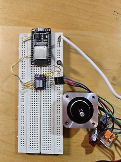 Mikrocontroller Aufbau auf Breadboard mit Schrittmotor