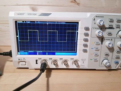 Owon SDS1104H Oszilloskop mit Rechtecksignal