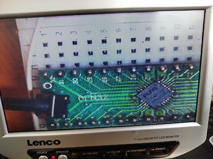 Abfotografierter Monitor mit Leiterplattenbild