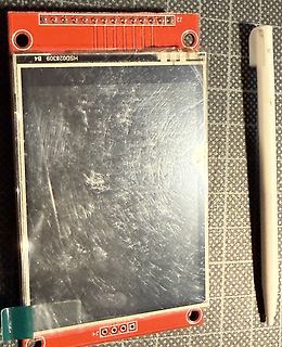 LCD-Display mit roter Leiterplatte und Stift