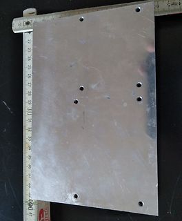 Metallplatte mit Bohrungen und Lineal
