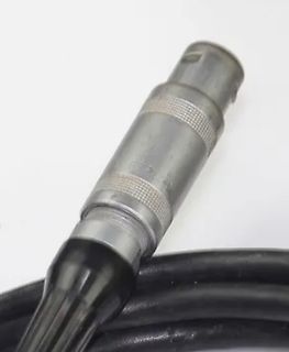 Metallischer Stecker mit Kabel
