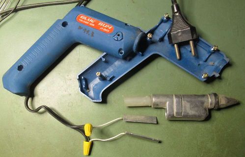 Zerlegter Heißklebepistole mit Bauteilen