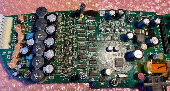 Leiterplatte mit Elektrolytkondensatoren und elektronischen Bauteilen