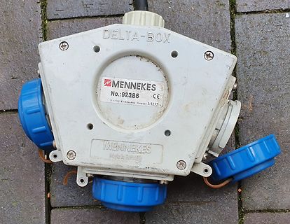 Mennekes Delta-Box mit blauen Anschlüssen