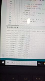Foto eines Computerbildschirms mit Code und Serieller Monitor