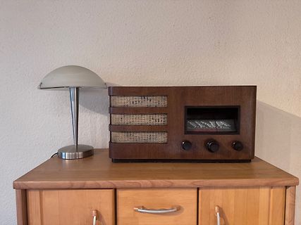 Altes Radio und Lampe auf Kommode