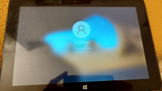 Abfotografierter Bildschirm eines Tablets mit Windows-Login