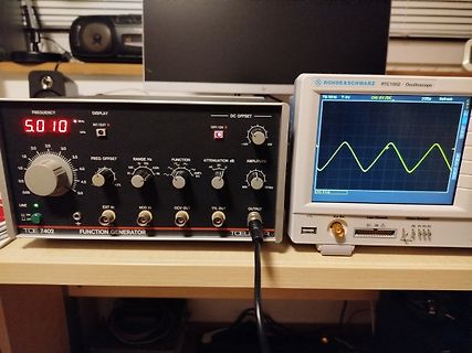 Funktionsgenerator und Oszilloskop auf einem Arbeitstisch