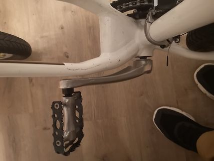 Detail eines Fahrrads mit Kurbel und Pedal