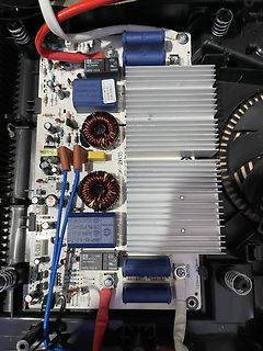 Leiterplatte eines Schaltnetzteils mit Kühlkörpern