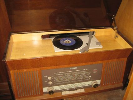 Altes Radio mit Plattenspieler