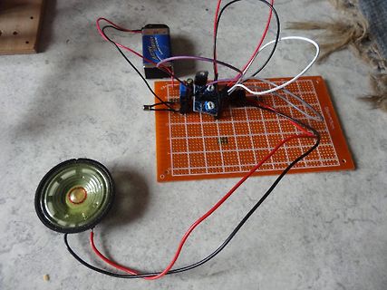 Aufbau mit Lochrasterplatine, 9V-Batterie und Lautsprecher
