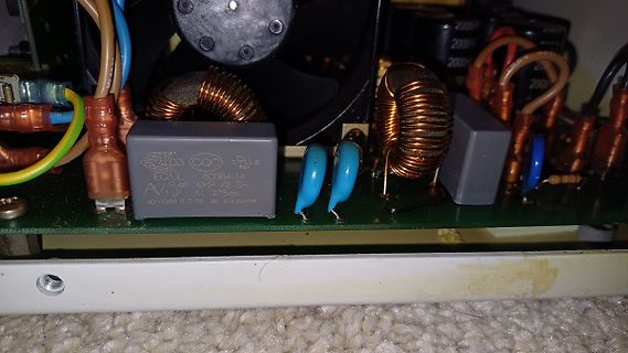 Bauteile eines Netzteils auf Leiterplatte