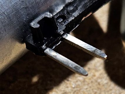 Nahaufnahme eines Steckers mit zwei Metallstiften
