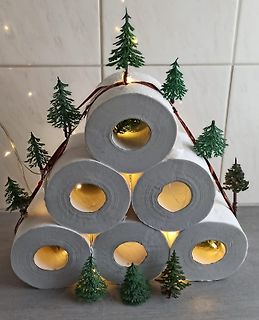 Dekoration aus Toilettenpapierrollen und kleinen Tannenbäumen