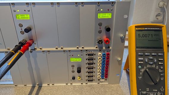 Labornetzteil und Multimeter auf Werkstatt-Tisch