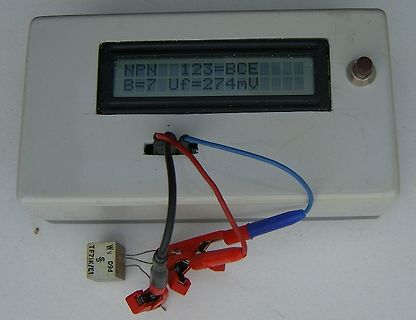 Messgerät mit angeschlossenem Transistor
