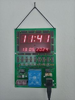 Selbstgebaute digitale Uhr auf Leiterplatte