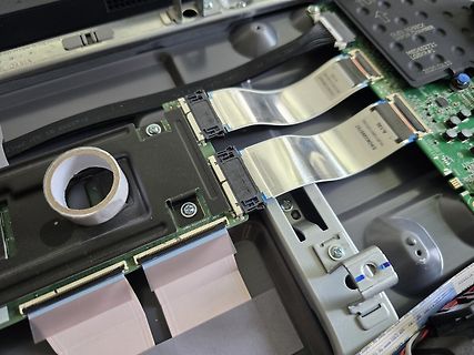 Innenansicht eines elektronischen Geräts mit Flachbandkabeln