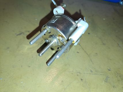Elektrolytkondensator mit Anschlüssen