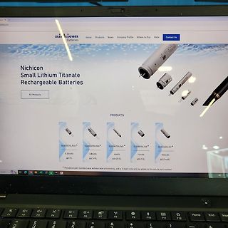Foto eines Laptop-Bildschirms mit Nichicon Batteriewebseite