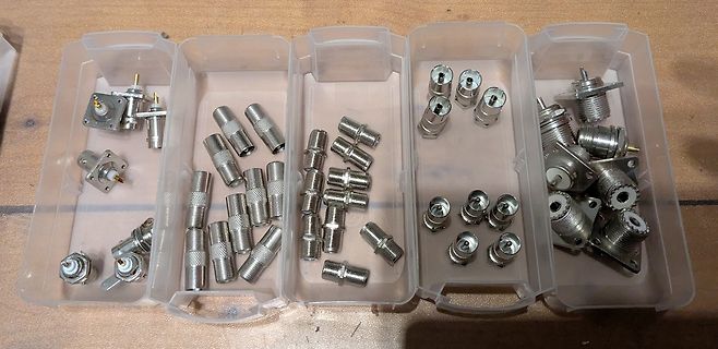 Diverse BNC-Stecker in Kunststoffbehältern
