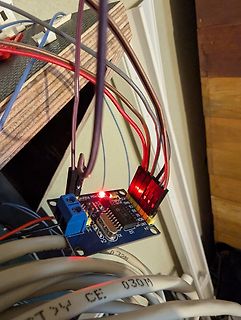 Leiterplatte mit Verkabelung und rote LED