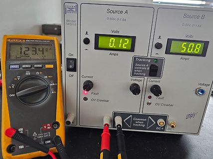 Multimeter und Labornetzteil auf Arbeitstisch