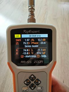 RigExpert AA-55 Antennenanalysator mit Messwerten
