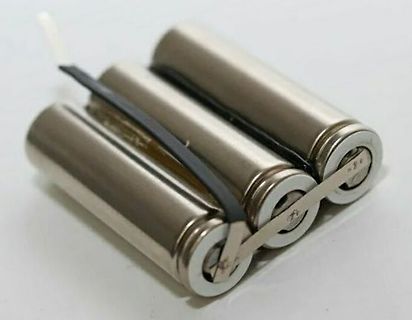 Batteriehalter mit drei Batterien