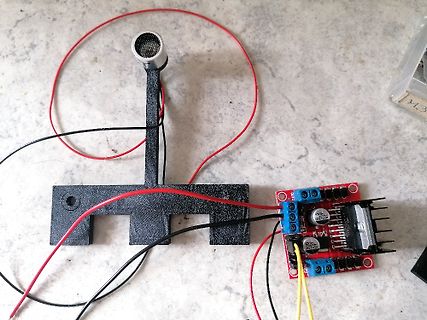 Elektronischer Aufbau mit 3D-gedrucktem Halter und Spannungsregler-Modul