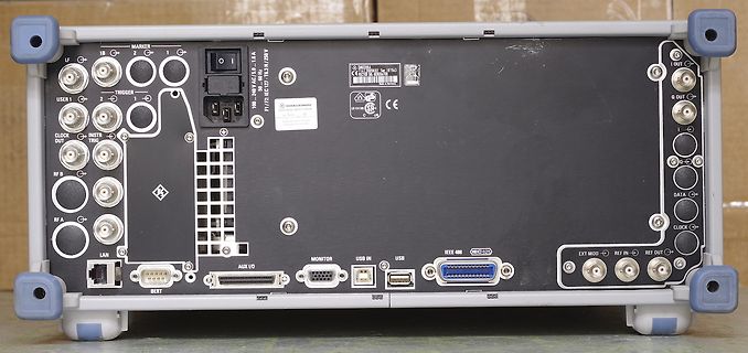 Rückansicht eines elektronischen Messgeräts mit Anschlüssen