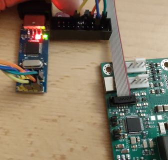 Elektronische Platinen mit Flachbandkabel und Jumper-Kabeln