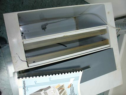 Innenansicht eines Gehäuses mit einem Handbuch