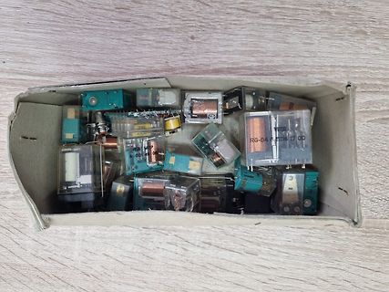 Diverse elektromagnetische Relais in einer Schachtel