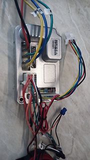 Motorcontroller mit Kabelverbindungen